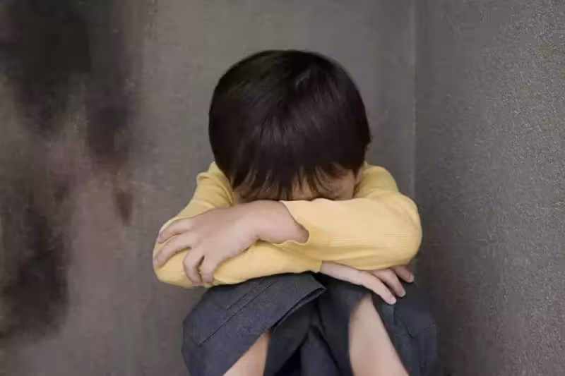 請保姆後,10歲兒子天天「嗜睡」,爸爸疑惑不已查看監控,直接塞給保姆20萬塊