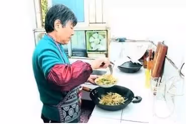 我懷孕帶午餐上班,一天拿錯了婆婆給小姑子的盒飯,打開盒飯我紅了眼