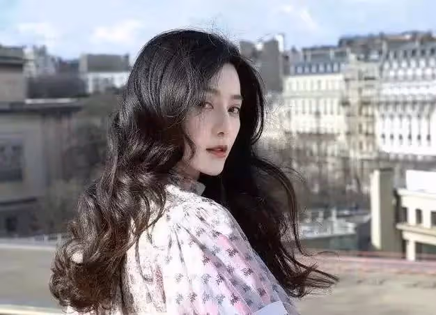范冰冰為什麼一直保持黑髮?看到她的金髮照,簡直認不出!
