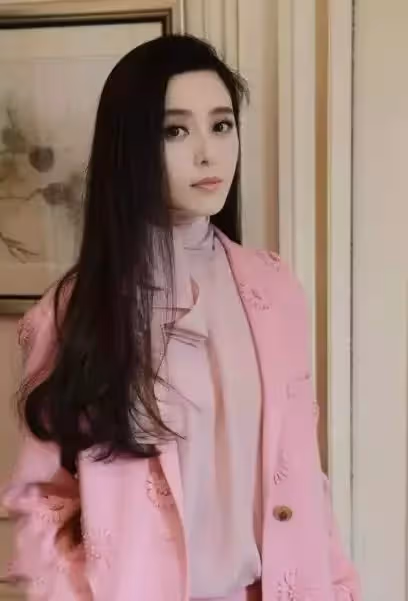 范冰冰為什麼一直保持黑髮?看到她的金髮照,簡直認不出!