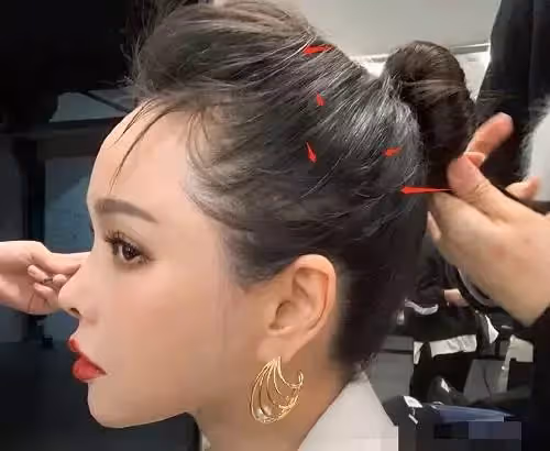 52歲伊能靜曬照，無濾鏡側顏似少女，幾絲白髮搶鏡，暴露真實年齡