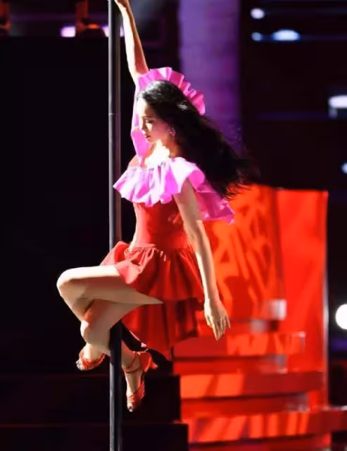 52歲伊能靜曬照，無濾鏡側顏似少女，幾絲白髮搶鏡，暴露真實年齡