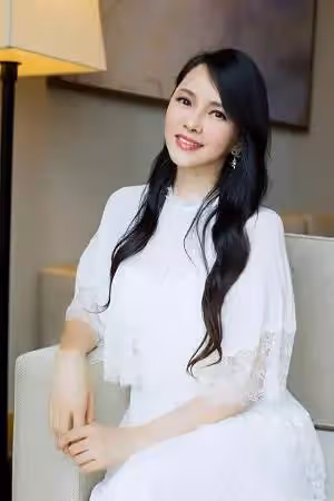 52歲伊能靜曬照，無濾鏡側顏似少女，幾絲白髮搶鏡，暴露真實年齡