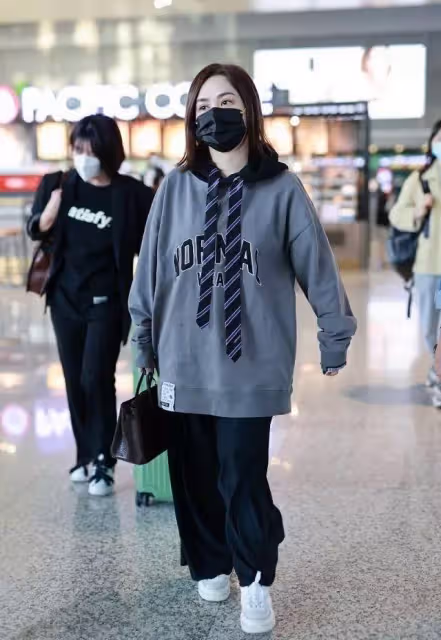 39歲阿嬌有顏就是任性，「上松下松」很拉垮，顯胖又顯矮女神形象全無，網：還好顏值高撐住了