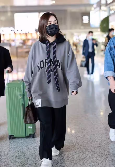 39歲阿嬌有顏就是任性，「上松下松」很拉垮，顯胖又顯矮女神形象全無，網：還好顏值高撐住了