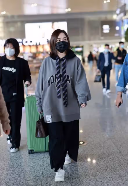 39歲阿嬌有顏就是任性，「上松下松」很拉垮，顯胖又顯矮女神形象全無，網：還好顏值高撐住了