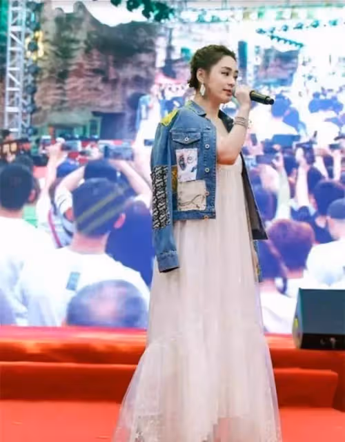 39歲阿嬌有顏就是任性，「上松下松」很拉垮，顯胖又顯矮女神形象全無，網：還好顏值高撐住了