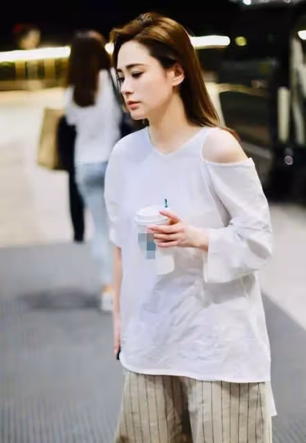 39歲阿嬌有顏就是任性，「上松下松」很拉垮，顯胖又顯矮女神形象全無，網：還好顏值高撐住了