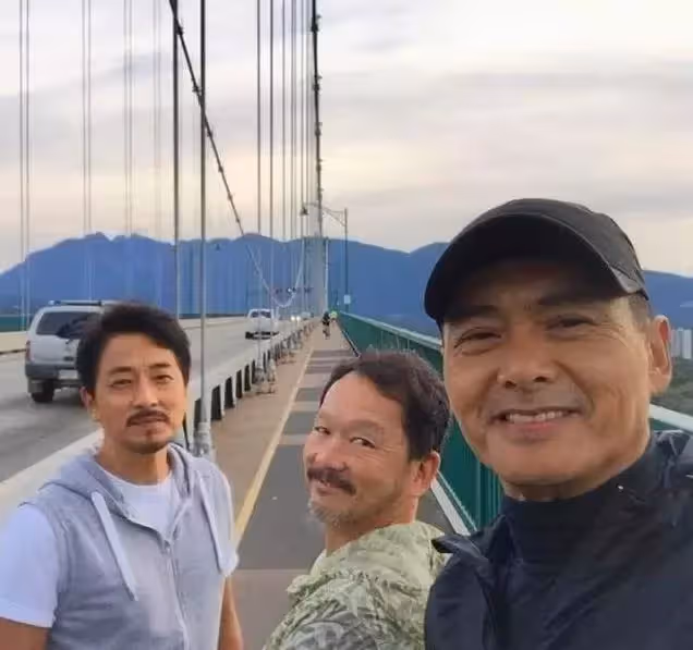特殊的送別！廖啟智離去時周潤發曾遭吐槽「太虛偽」，竟因想重踏兩人一起走過的山路？網贊：走心了，用自己的方式紀念