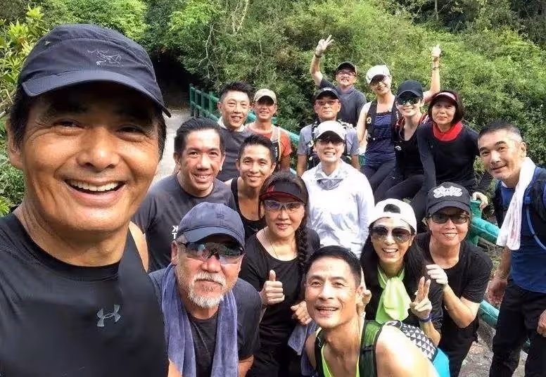 特殊的送別！廖啟智離去時周潤發曾遭吐槽「太虛偽」，竟因想重踏兩人一起走過的山路？網贊：走心了，用自己的方式紀念