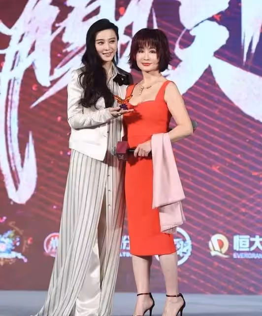 潘迎紫才是不老女神，穿一襲紅裙同框范冰冰，氣質顏值都不輸，網友：原裝身材火辣有韻味