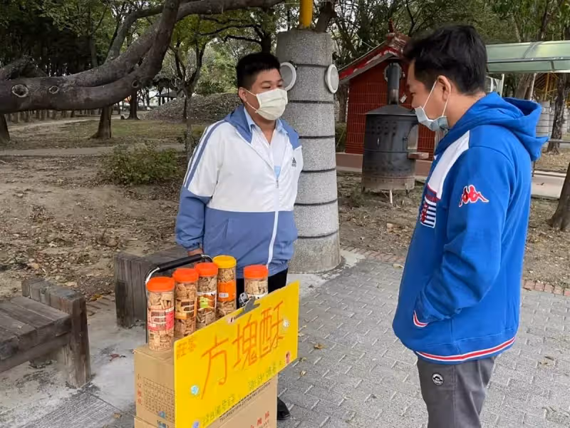 家有失明嬤、聾啞姑!父走後高二生養家「擺攤卻屢遭檢舉」 神秘人士路過「暖心送驚喜」網感動飆淚