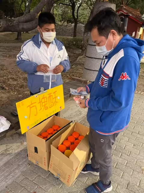 家有失明嬤、聾啞姑!父走後高二生養家「擺攤卻屢遭檢舉」 神秘人士路過「暖心送驚喜」網感動飆淚