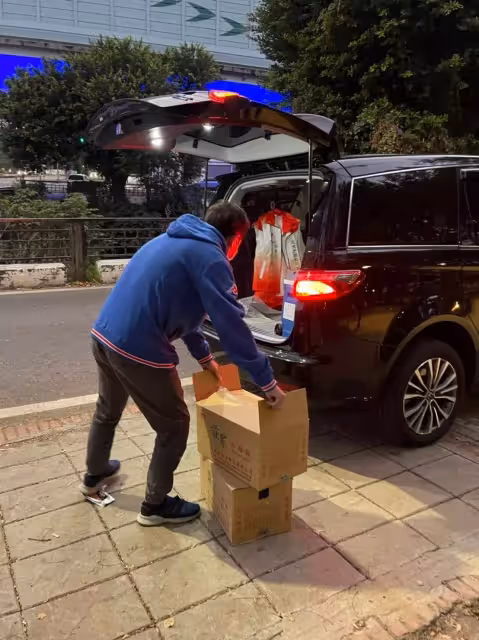 家有失明嬤、聾啞姑!父走後高二生養家「擺攤卻屢遭檢舉」 神秘人士路過「暖心送驚喜」網感動飆淚
