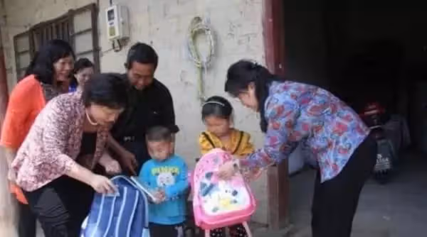 13歲卻當5子爸!父親被關母親出走,帶著5兄妹撐起了一個家,為生計帶娃種田,怕飯菜不夠「從不一起吃飯」!