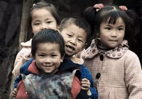 13歲卻當5子爸!父親被關母親出走,帶著5兄妹撐起了一個家,為生計帶娃種田,怕飯菜不夠「從不一起吃飯」!
