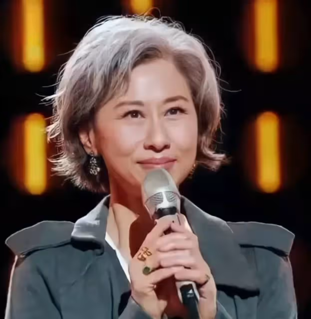 優雅老去!60歲葉倩文「滿頭白髮」亮相節目 無懼衰老「一襲紅裙」華麗登場:開口仍是當年