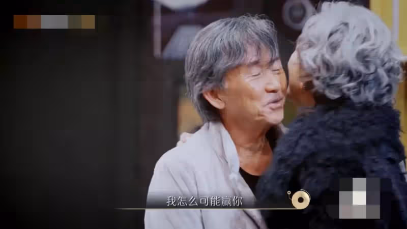 優雅老去!60歲葉倩文「滿頭白髮」亮相節目 無懼衰老「一襲紅裙」華麗登場:開口仍是當年