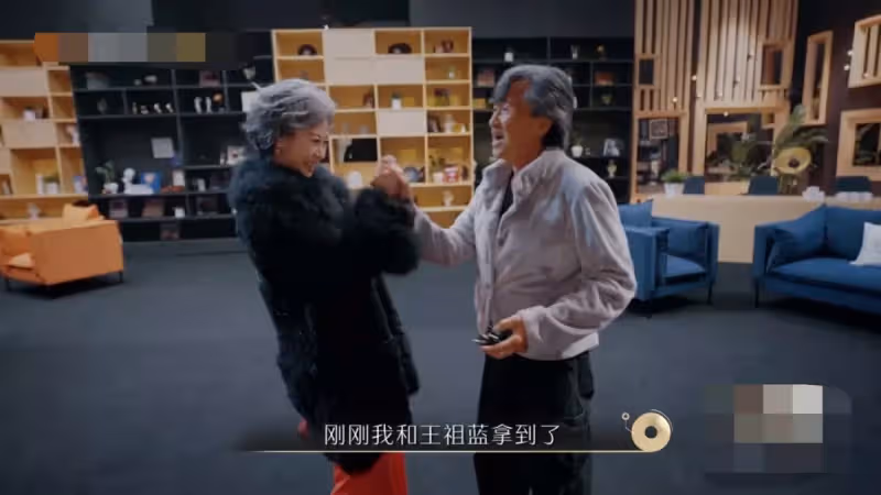 優雅老去!60歲葉倩文「滿頭白髮」亮相節目 無懼衰老「一襲紅裙」華麗登場:開口仍是當年