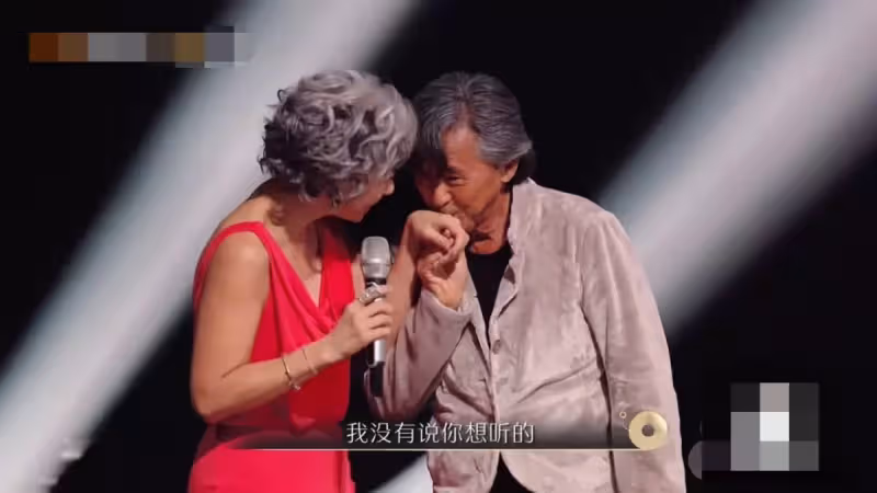 優雅老去!60歲葉倩文「滿頭白髮」亮相節目 無懼衰老「一襲紅裙」華麗登場:開口仍是當年