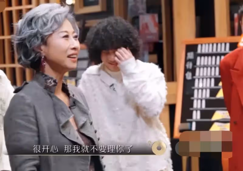 優雅老去!60歲葉倩文「滿頭白髮」亮相節目 無懼衰老「一襲紅裙」華麗登場:開口仍是當年