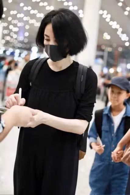 王菲低調復工照曝光,換新髮型穿鵝黃色減齡10歲,全程緊張到扣手,網友:歲月不饒人