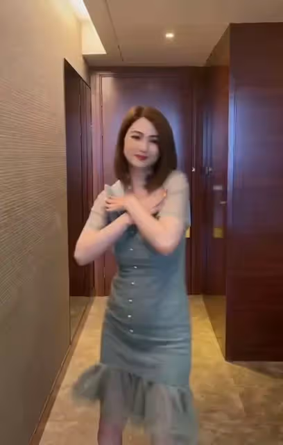50歲洪欣著緊身衣跳舞,不重細節大肚明顯,被吐槽穿成農村婦女