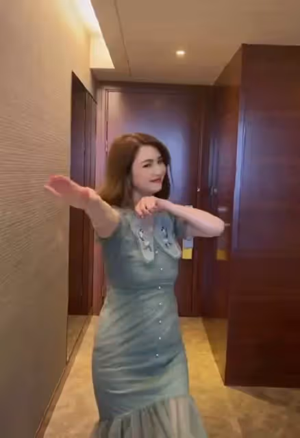 50歲洪欣著緊身衣跳舞,不重細節大肚明顯,被吐槽穿成農村婦女