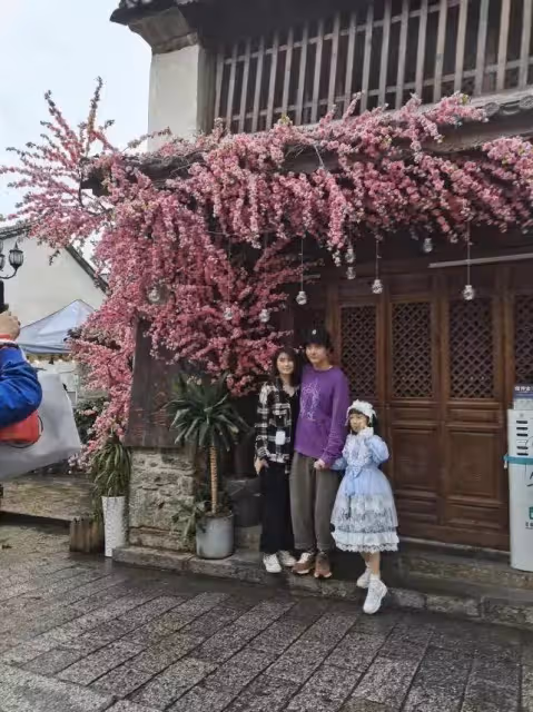 50歲洪欣著緊身衣跳舞,不重細節大肚明顯,被吐槽穿成農村婦女