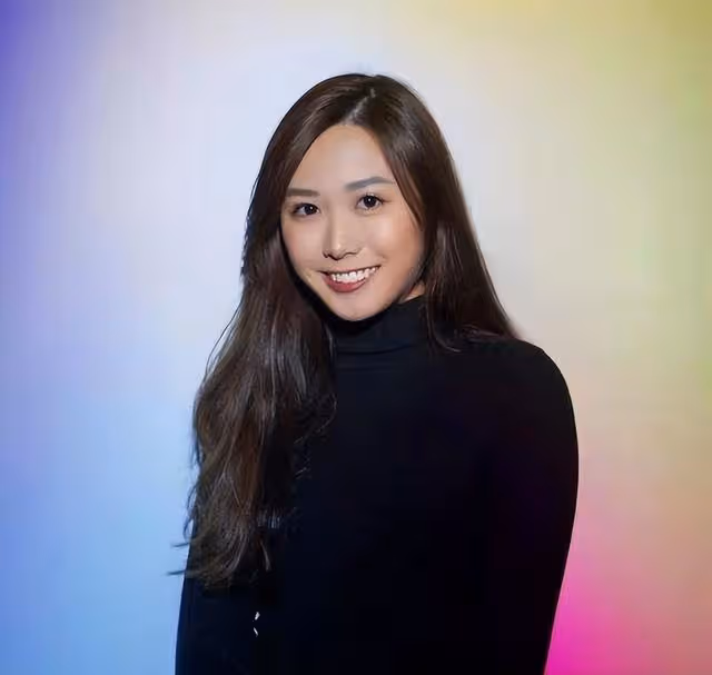 24歲著名星二代宣布做網紅,母親由玉女變艷星,曾反對女兒入行