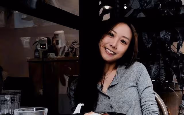 24歲著名星二代宣布做網紅,母親由玉女變艷星,曾反對女兒入行