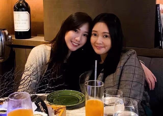 24歲著名星二代宣布做網紅,母親由玉女變艷星,曾反對女兒入行