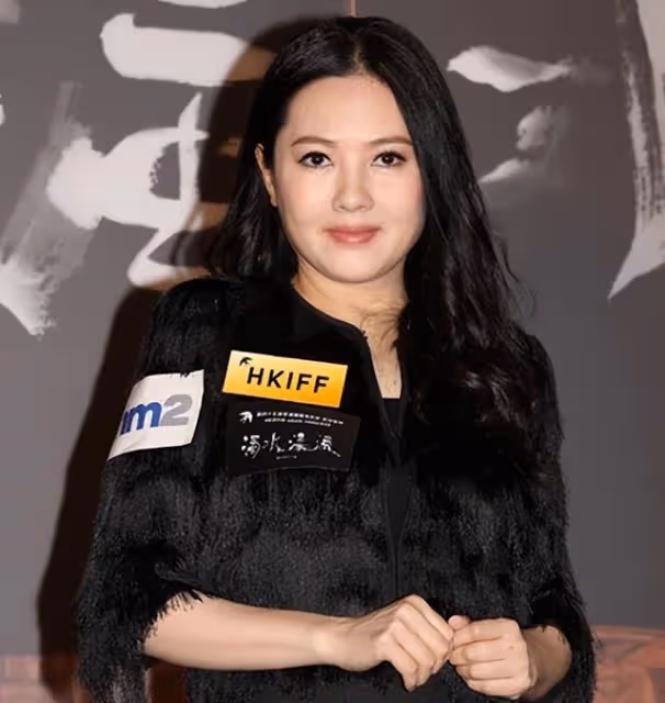 24歲著名星二代宣布做網紅,母親由玉女變艷星,曾反對女兒入行
