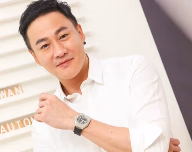 何潤東攜小8歲嬌妻出行,同穿背心大秀身材,將狗放嬰兒車太寵愛