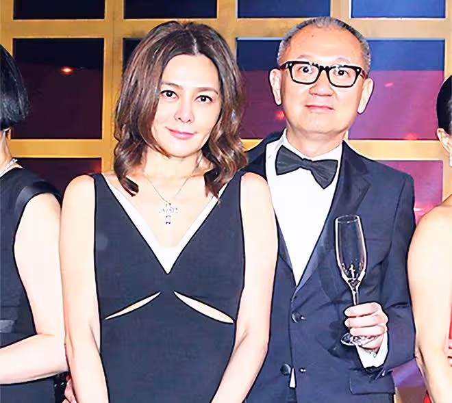 關之琳前夫新戀情曝光!小30歲女友身材出眾,疑似已生育1歲女兒