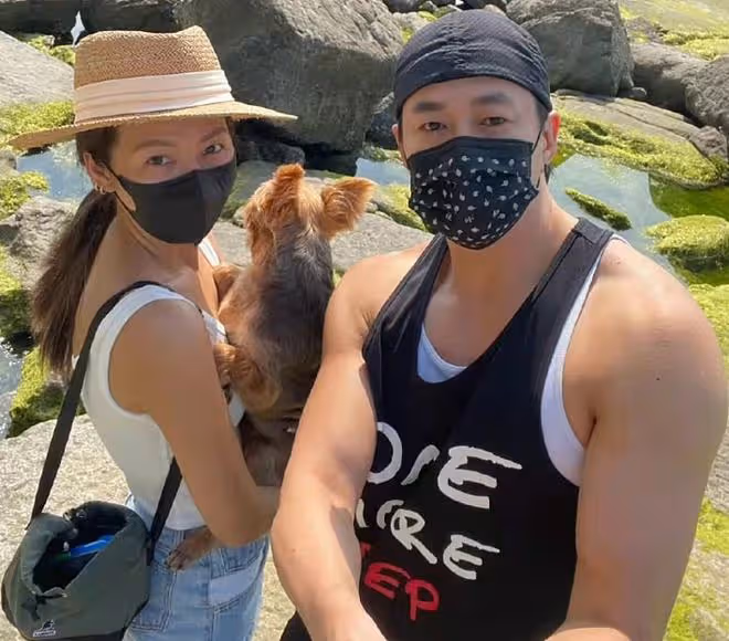 46歲何潤東帶妻子出遊,渾身肌肉快比山壯,推兩千塊嬰兒車讓狗坐
