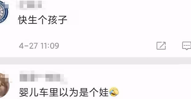 46歲何潤東帶妻子出遊,渾身肌肉快比山壯,推兩千塊嬰兒車讓狗坐