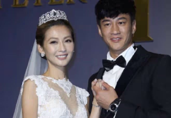 46歲何潤東帶妻子出遊,渾身肌肉快比山壯,推兩千塊嬰兒車讓狗坐