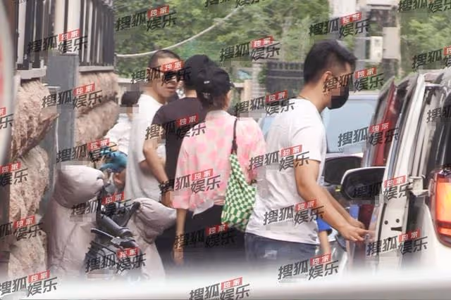 汪峰一家聚餐陣仗大!兩保姆隨行肩上背包塞滿,章子怡全程狂說話