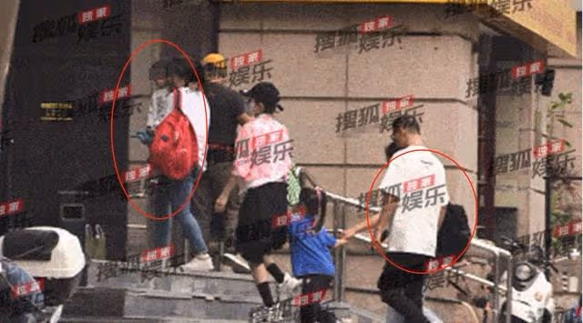 汪峰一家聚餐陣仗大!兩保姆隨行肩上背包塞滿,章子怡全程狂說話