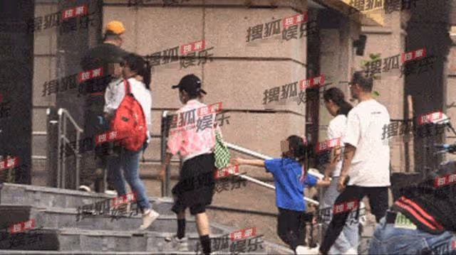 汪峰一家聚餐陣仗大!兩保姆隨行肩上背包塞滿,章子怡全程狂說話
