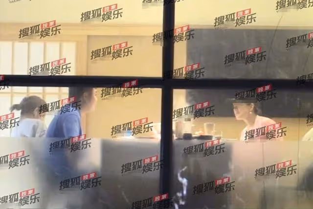 汪峰一家聚餐陣仗大!兩保姆隨行肩上背包塞滿,章子怡全程狂說話