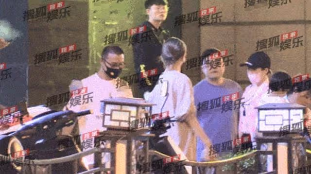 汪峰一家聚餐陣仗大!兩保姆隨行肩上背包塞滿,章子怡全程狂說話
