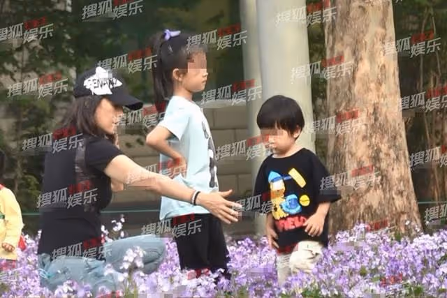汪峰一家聚餐陣仗大!兩保姆隨行肩上背包塞滿,章子怡全程狂說話