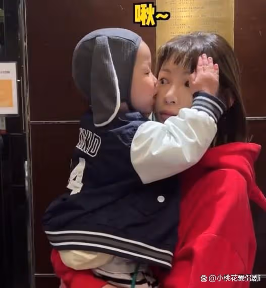 屁桃琪琪攤上事兒了？網紅痞幼愛上「乾兒子」，網友：裝模作樣