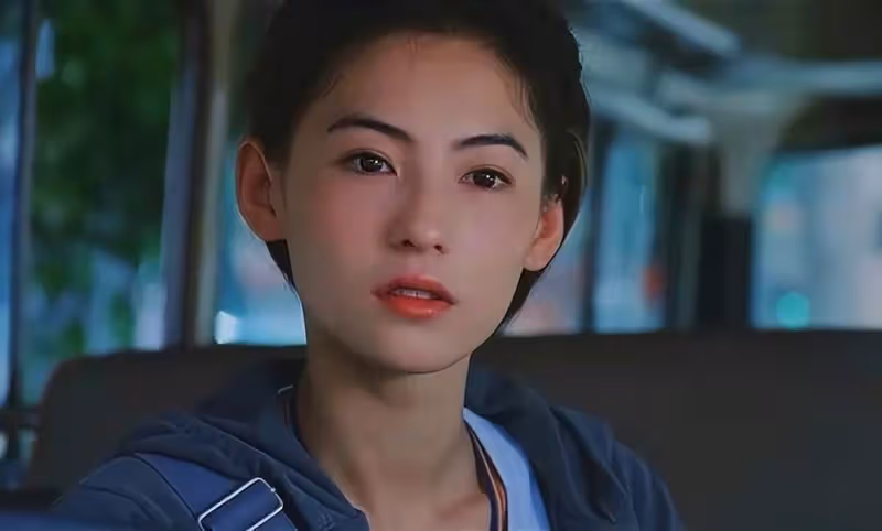 42歲張柏芝大展身材曲線，生了3娃還很年輕態，人生履歷宛如開掛