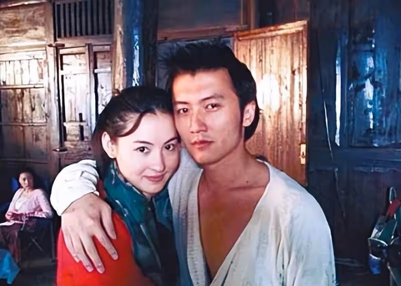 42歲張柏芝大展身材曲線，生了3娃還很年輕態，人生履歷宛如開掛