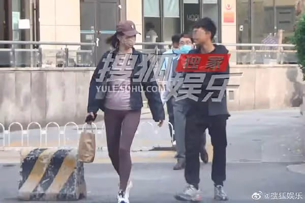 才傳離婚後當小三！票房女星疑「又懷第三胎」挺大肚逛街　網驚「生二胎不到半年」生父引議論