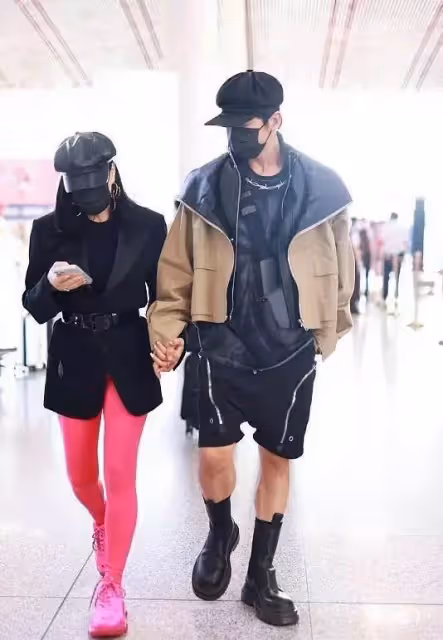 鐘麗緹真是啥衣服都敢穿!把紅秋褲穿上街招搖,惹得老公全程關注