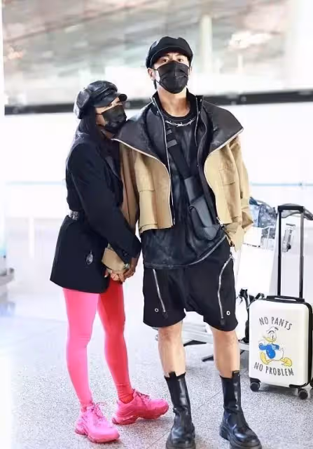 鐘麗緹真是啥衣服都敢穿!把紅秋褲穿上街招搖,惹得老公全程關注